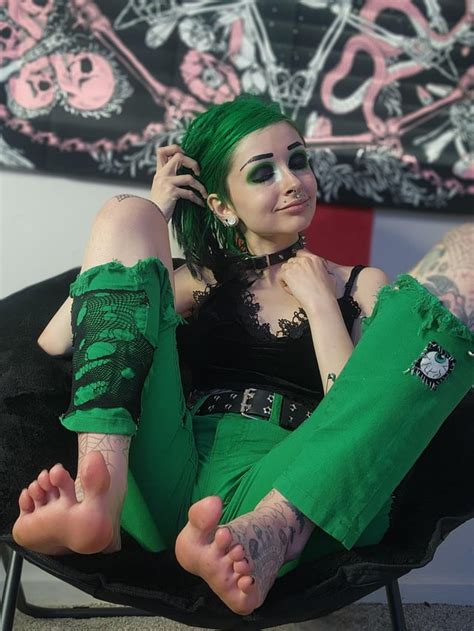 goth foot worship